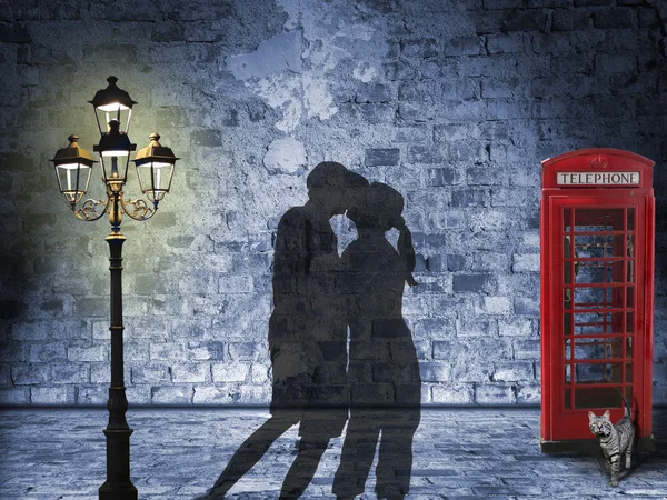 Beijando silhueta casal nas ruas de Londres — Fotografia de Stock