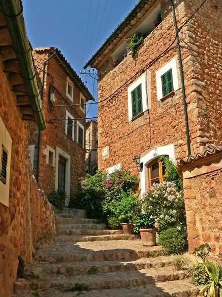 Historic houses and alleyway in fornalutx, majorca — Stock Photo, Image