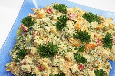 bir cam tabakta maydanoz ile giyinmiş emmenthal peynirli salata