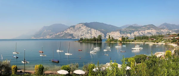 Schöne bucht in der nähe von malcesine, italien — Stockfoto