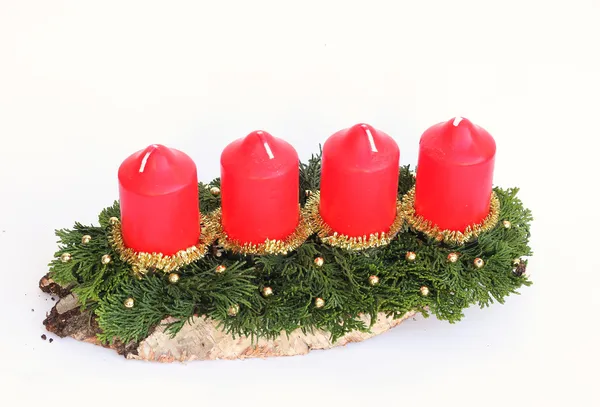 Spray de Adviento con cuatro velas rojas en la rebanada del árbol — Foto de Stock