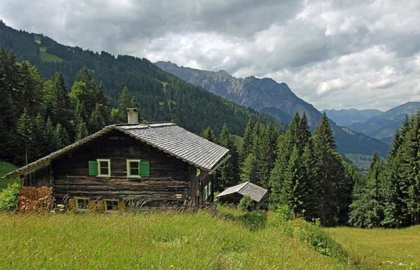 Гірські притулки в австрійських Альпах, проти драматичних хмар — стокове фото
