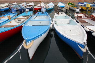 balıkçı tekneleri küçük bir Limanda demirli