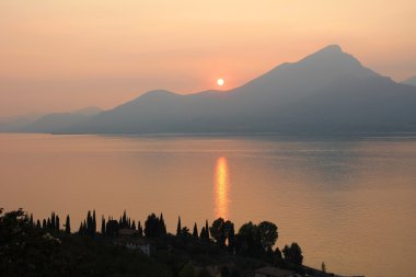 Garda Gölü için gün batımında göster