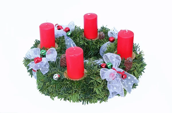 Adventskranz mit vier Kerzen und silberner Schleife — Stockfoto