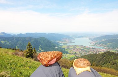 dağların zirvesinde sandviç ve panoramik manzaralı göl tegernsee, Almanya için break