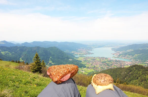 Bryta på bergen topp med smörgåsar och berg utsikt till sjön tegernsee, Tyskland — Stockfoto