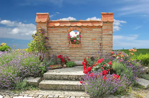 Parede e flores — Fotografia de Stock