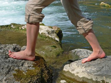 kneippism yapıyor, dağ dere ve kızlar feet