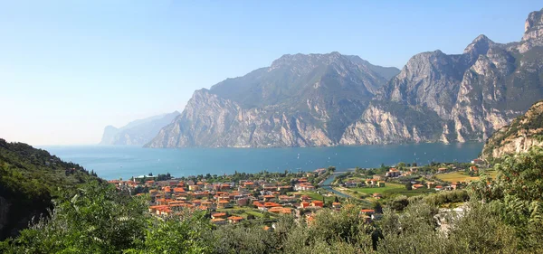 Panoramautsikt til Riva del garda og gardasjøen, itali – stockfoto