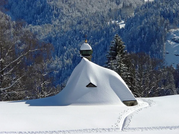 Capilla nevada en los alpes austriacos —  Fotos de Stock