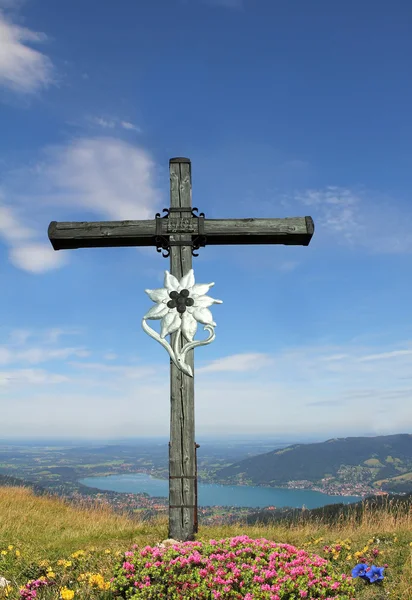 Góra krzyż i alpejski krajobraz, Niemcy — Zdjęcie stockowe