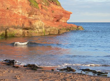 Kızıl kum taşı ve okyanus dalgaları, kıyı Güney İngiltere peyzaj