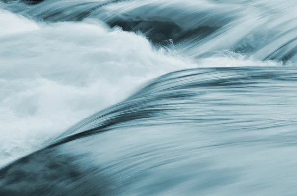 Λεπτομέρεια από το ρεύμα rapids, μαλακωμένο νερό φόντο — Φωτογραφία Αρχείου