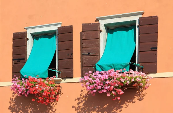 Due finestre con vasi da fiori, in stile mediterraneo — Foto Stock