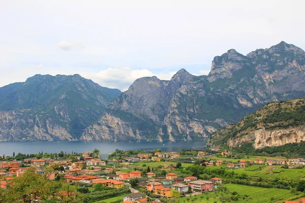 Vista dall'alto verso riva del garda e lago di garda, Italia — Foto Stock