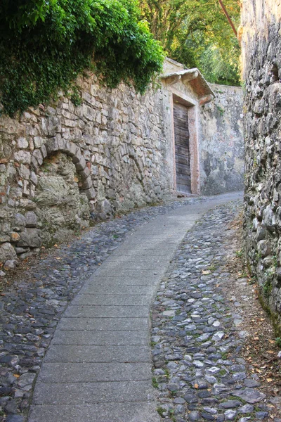 Dar alleyway cobblestones ile yukarı doğru — Stok fotoğraf