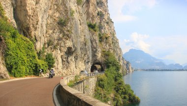 Gardesana yol ile tünel ve araçlar, garda Gölü, İtalya