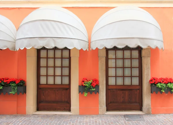 Twee ingangen met nostalgische marquee, Italië — Stockfoto