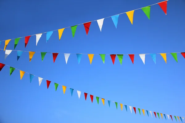 renkli üçgen bayraklar, mavi gökyüzü karnaval dekorasyon