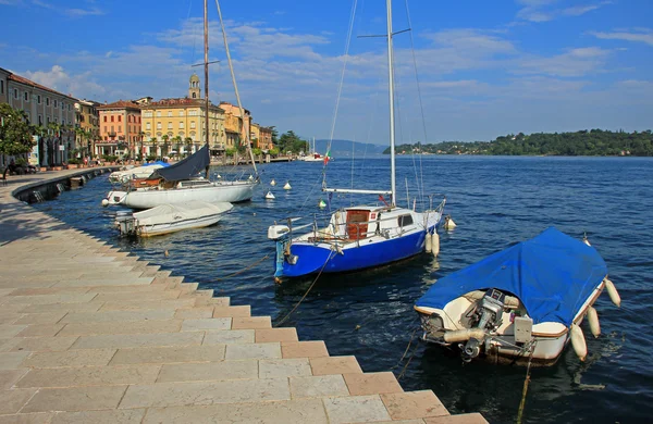 Waterfront of salo village and sailboats — Stock Photo, Image