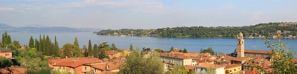 Vista panoramica sul paese di salo e sul lago di garda — Foto Stock