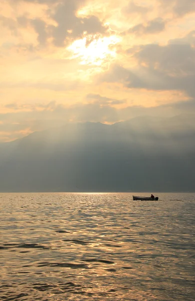 Solnedgång vid Gardasjön, Italien — Stockfoto