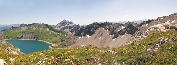Panorámás kilátással a lunersee és az osztrák hegység — Stock Fotó