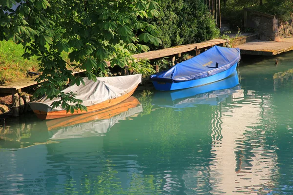 Riverside tekneler ile — Stok fotoğraf