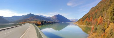 yapay göl sylvenstein ve köprü, autumna Alman manzara panoramik görünüm