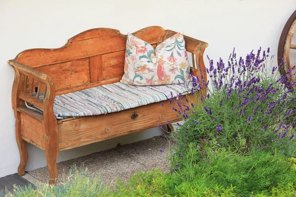 Handgefertigtes Holzsofa, Vintage-Stil, bayerische Möbel — Stockfoto