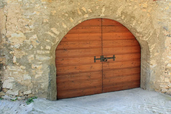 Porta de garagem arqueada de madeira — Fotografia de Stock