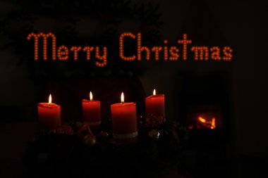 Atmosferik neşeli Noel kartı ile dört yanan mumlar