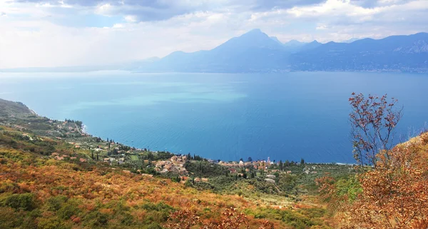 Pittoresca vista sul lago di garda e arbusti dai colori autunnali, Italia — Foto Stock