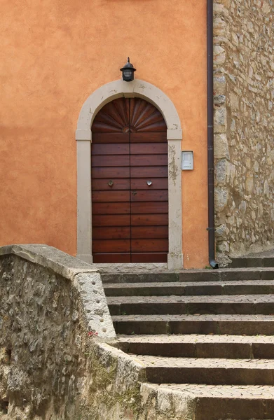 Staircase to arched church entrance, italy — Stock Photo, Image