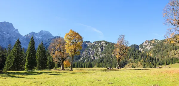 Vista panorâmica outonal para o vale de karwendel, paisagem austríaca — Fotografia de Stock