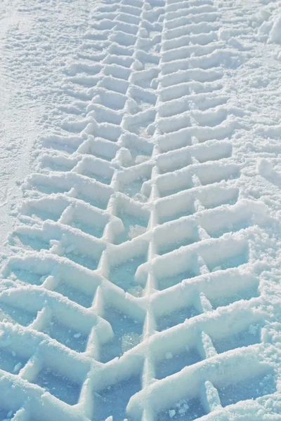 Avtryck av en lastbil däck i snö — Stockfoto