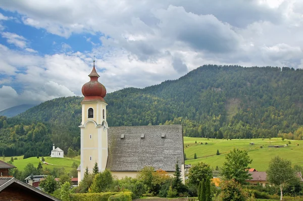 Malebná kaple achenkirch, idylické rakouské krajiny — Stock fotografie