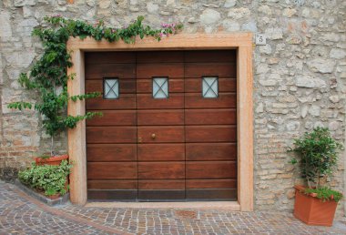 framgångsrik säker snygg ung affärskvinna stående poserar på kontoret ser på kameran med en gåtfulla leende