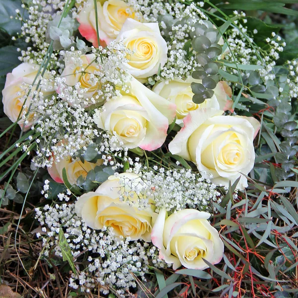 Rouw bouquet van witte rozen en gypsophila — Stockfoto