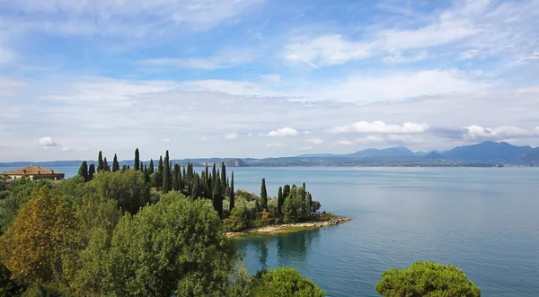 Lungomare di gardalake, paesaggio mediterraneo — Foto Stock