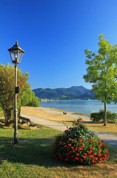 Jezerní promenáda, jezera tegernsee, Německo — Stock fotografie