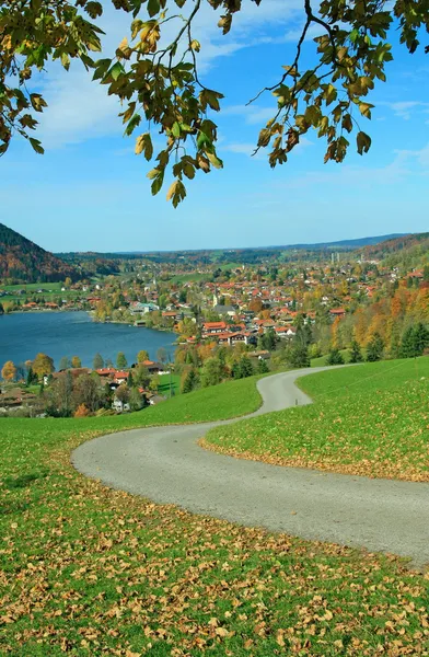 Piesze wycieczki szlakiem z widoku do miejscowości schliersee w Alpach Bawarskich — Zdjęcie stockowe