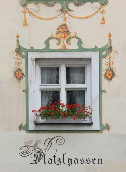Historisches bayerisches Fenster, gerahmt mit Wandmalerei — Stockfoto