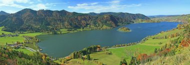 panoramik göl schliersee, sonbahar Bavyera peyzaj için