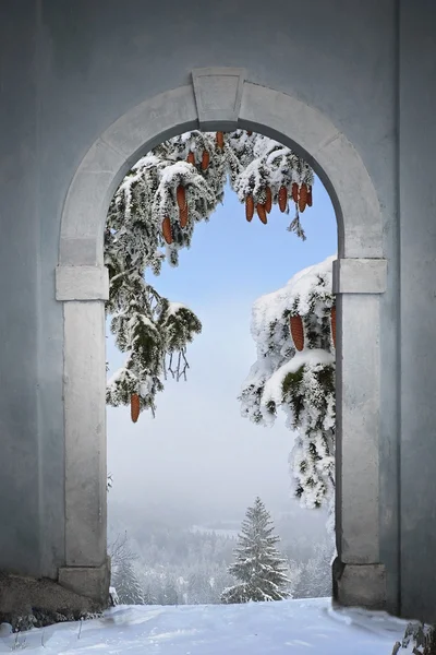 View through arched gate to winter landscape — Stock Photo, Image