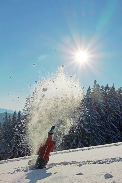 Kleine jongen gooien sneeuw in winterse landschap — Stockfoto