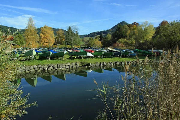Paisaje tranquilo schliersee lago, con botes de remos —  Fotos de Stock