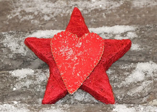 Hand made felt heart and red star on snowy firewood logs, christmas decoration — Stock Photo, Image