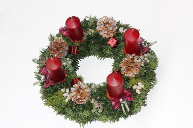 yakut kırmızı mumlar ve gümüş pırıltılı koniler ile Noel çelenk